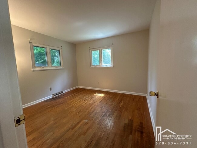 Building Photo - 1323 Hilton Dr