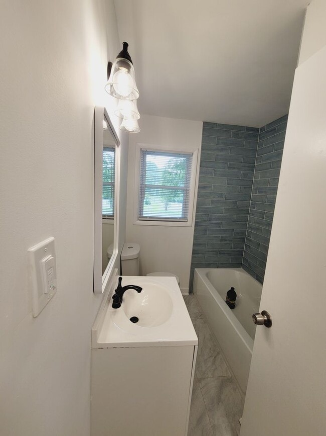 Building Photo - Brand New Remodeled One Bed One Bath