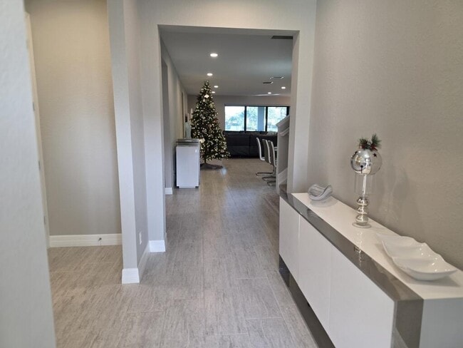 Building Photo - 527 SE Vallarta Dr