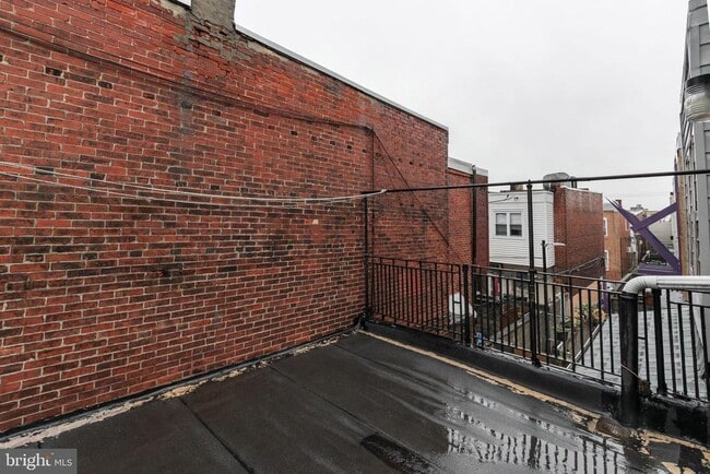 Building Photo - 1325 W Porter St