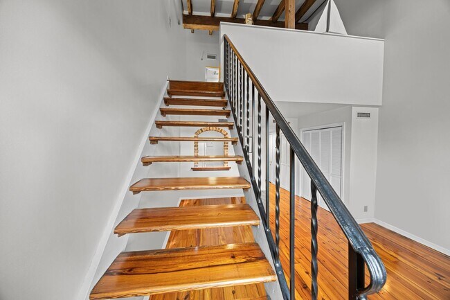 Building Photo - Available 9/1. Awesome 1 BR/1.5 BA Apartme...