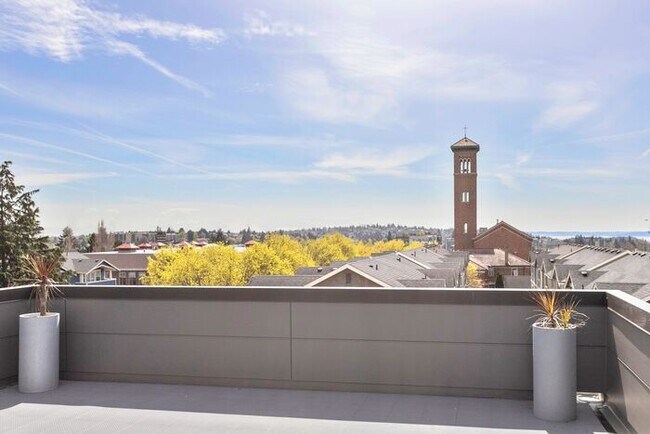 Building Photo - Stunning Modern Air-Conditioned in Coveted...