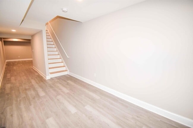 Building Photo - 438A Redwood Ave