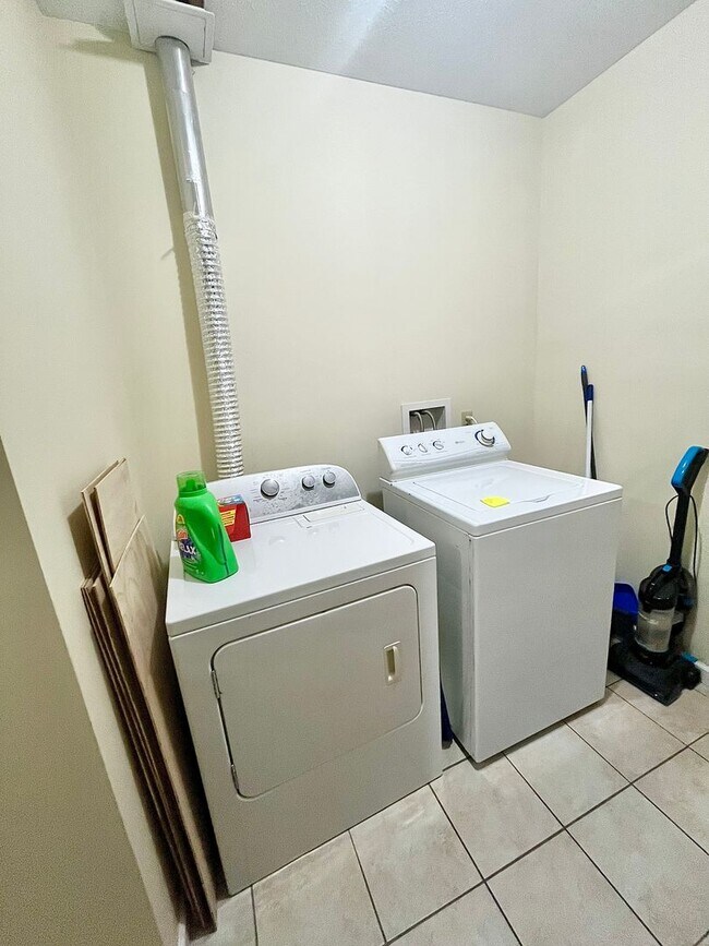 Building Photo - 626-628 Valentine St