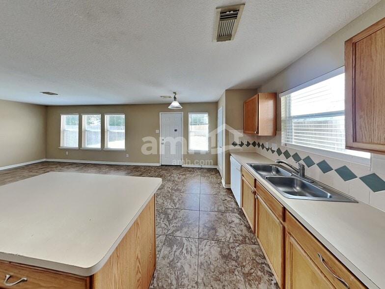 Building Photo - 18107 Quiet Ridge Ln