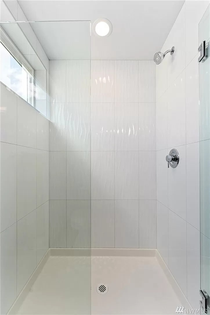 Building Photo - 5712 Roosevelt Way NE