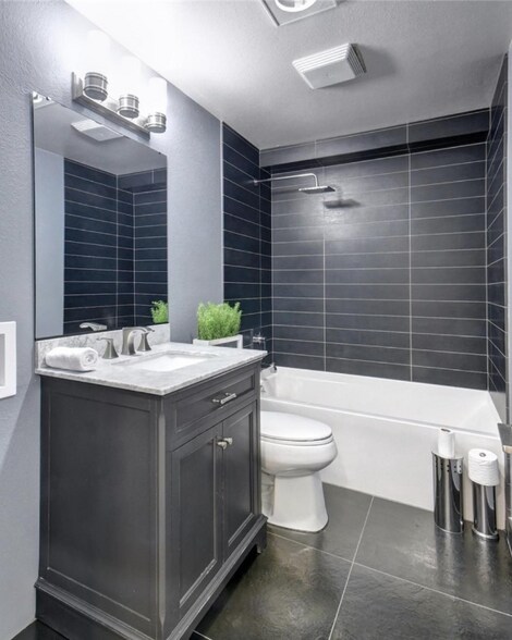 Building Photo - 9731 Holly Dr