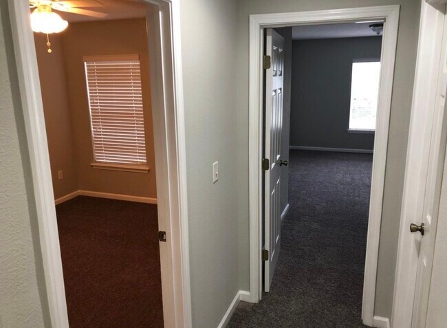 Building Photo - 1500 Calming Water Dr