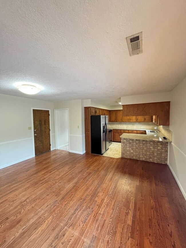 Building Photo - 3 bedroom 2 bath in tucked away neighborhood