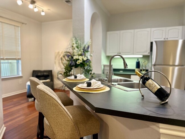 Primary Photo - FULLY FURNISHED with King Bed-Pool View 1b...