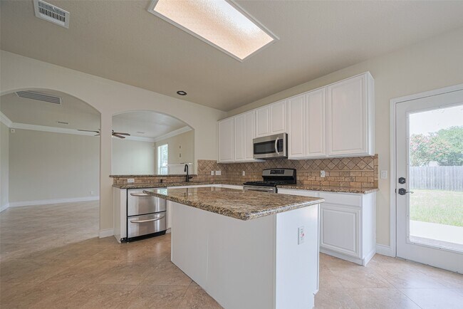 Building Photo - 5703 Saragosa Dr