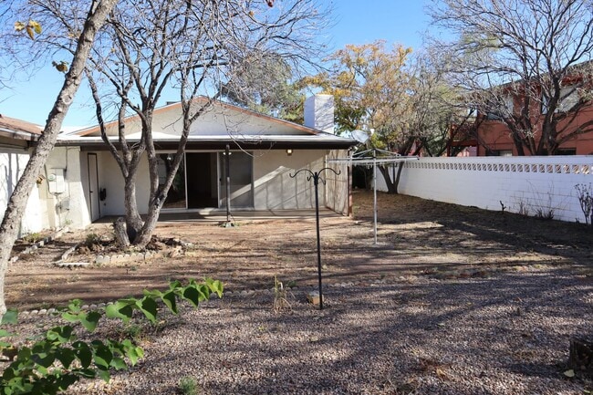 Building Photo - Livable, Lovable, & Avaiable!