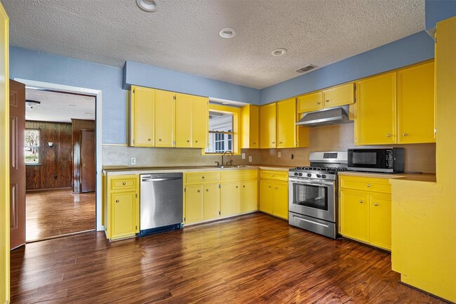 Building Photo - 2106 Allred Dr