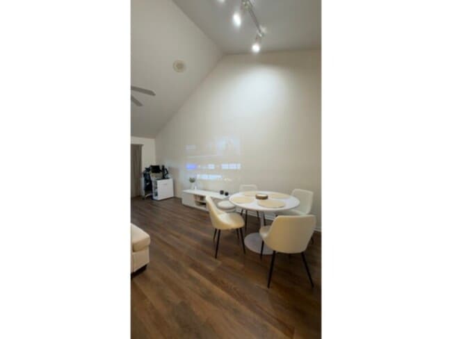 Building Photo - 1 bed 1 bath condo at The Hamptons @ Metro West ($950 security deposit)