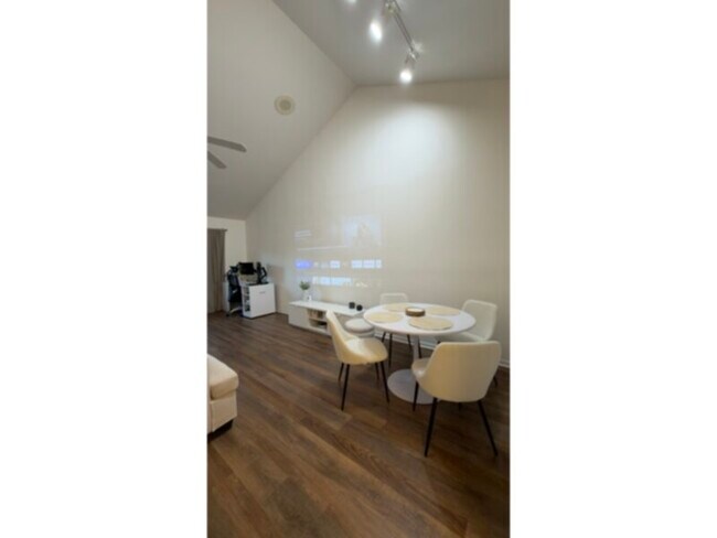 Building Photo - 1 bed 1 bath condo at The Hamptons @ Metro West