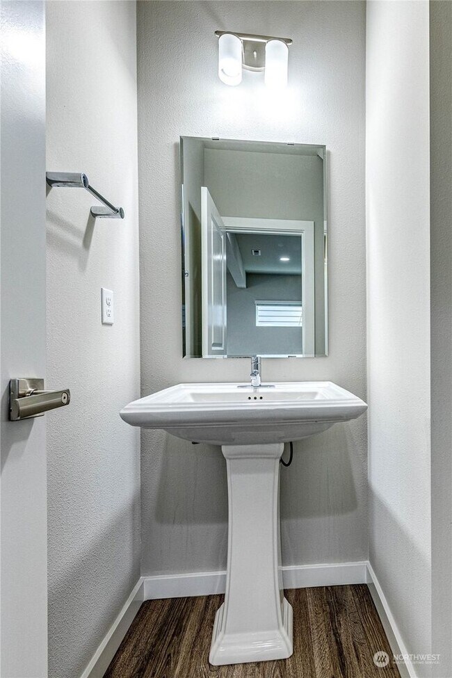Building Photo - Duplex Style CONDO - 3 Bed 2.5b Bath Fully...