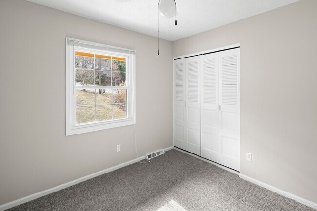 Building Photo - Spacious Ranch Home