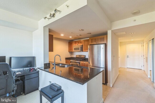 Building Photo - 2451 Midtown Ave