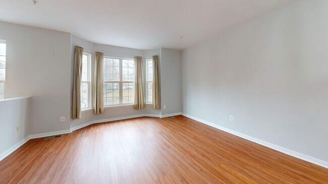 Building Photo - Updated Three Bedroom Home W/Full Sized Kitchen, Parking, Back Deck, & 2,640 Square Feet!