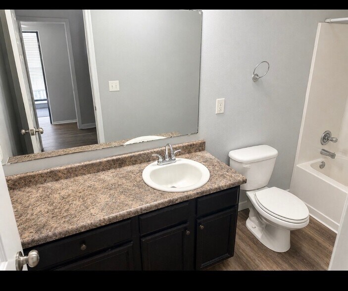 Building Photo - 213 Ivyleaf Dr