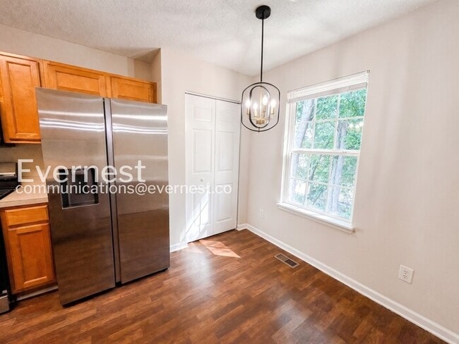 Building Photo - 4 Bed/3 Bath Home with Fenced Yard & Garage / Available Now!