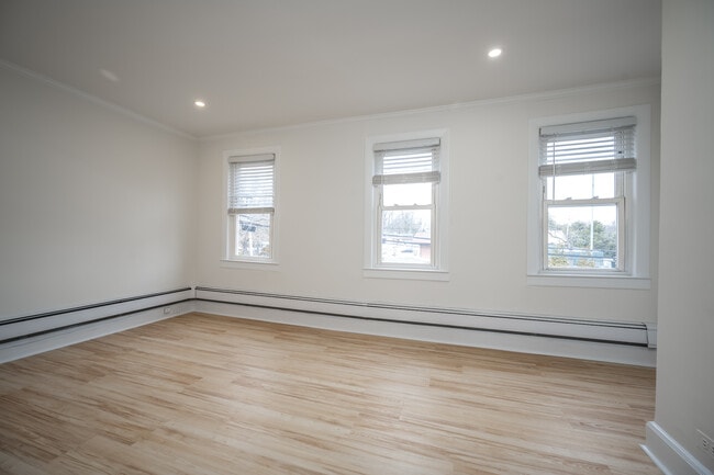 Building Photo - 14 Deane Pl