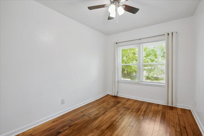 Building Photo - Cozy Duplex Unit with Fully Fenced Back Yard