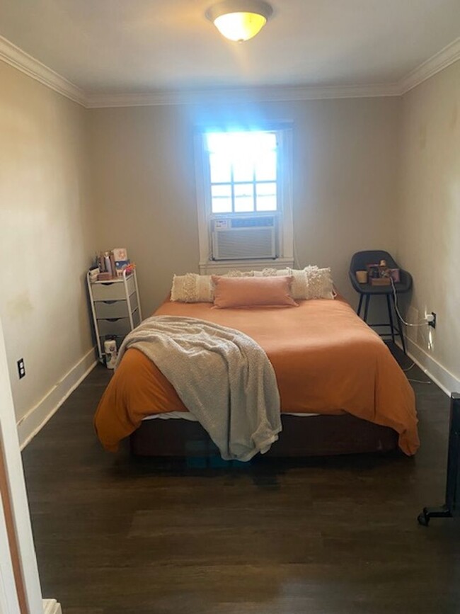 Building Photo - Available June 2025 - 2nd floor apartment ...