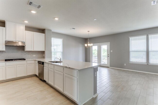 Building Photo - 1100 Desaix Dr