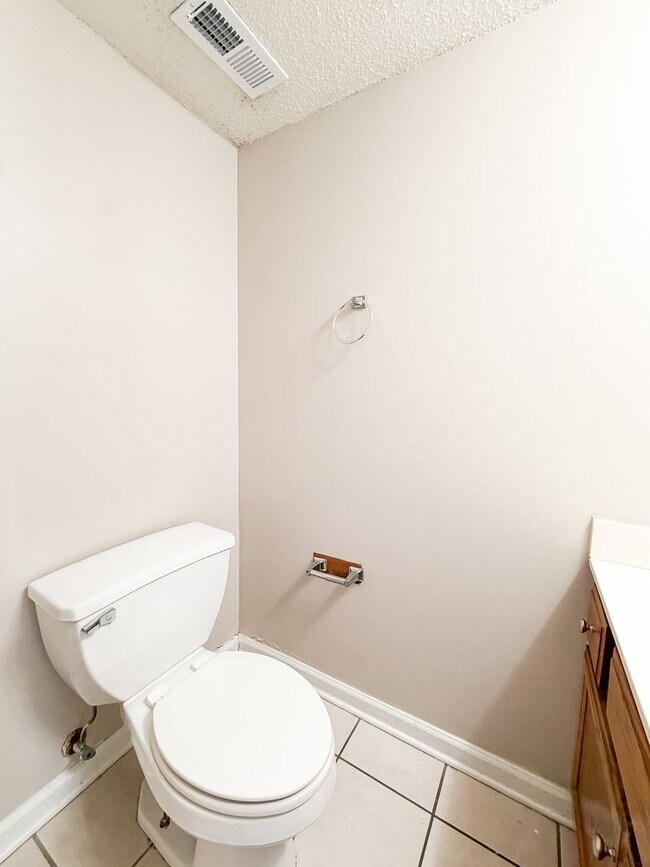 Building Photo - 464 Guyler St