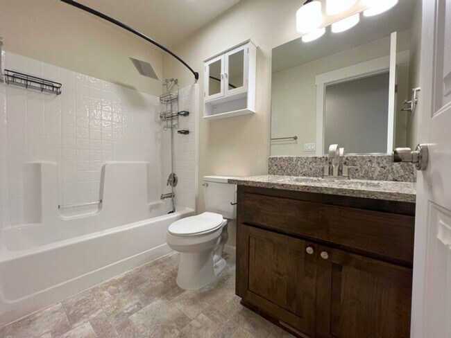 Building Photo - Three Bedroom on the Golf Course in Fer...