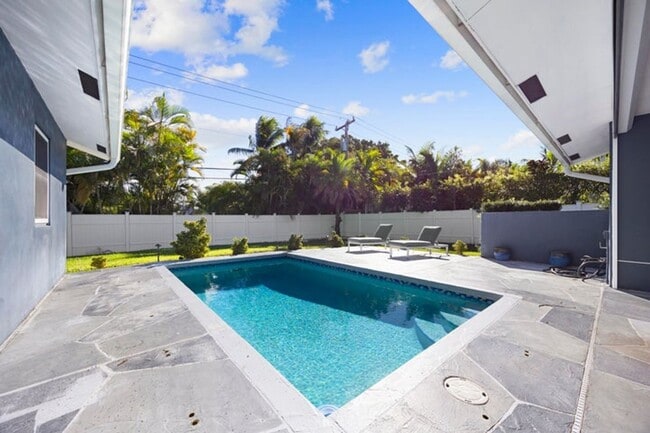 Building Photo - 930 NW 4th Ct