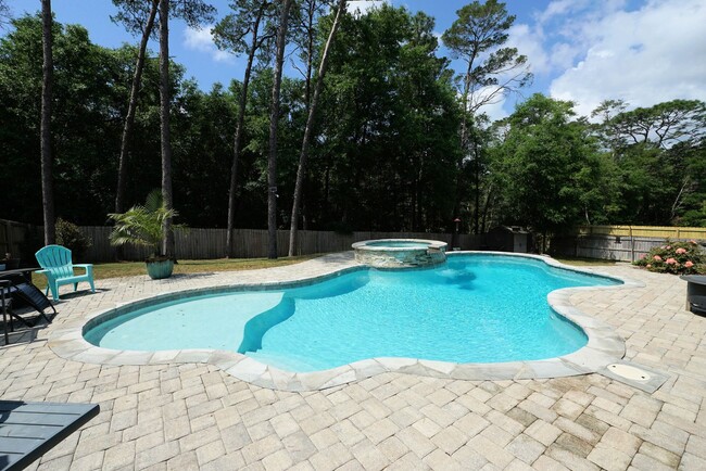 Building Photo - Pool Home in Niceville