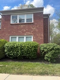 Building Photo - 2 bed 2.5 bath walk out finished basement