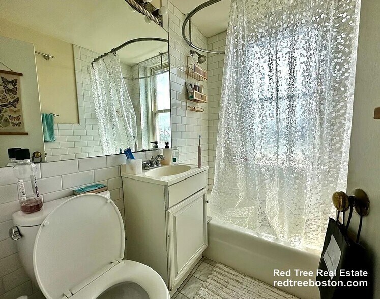 Building Photo - 108 Myrtle St