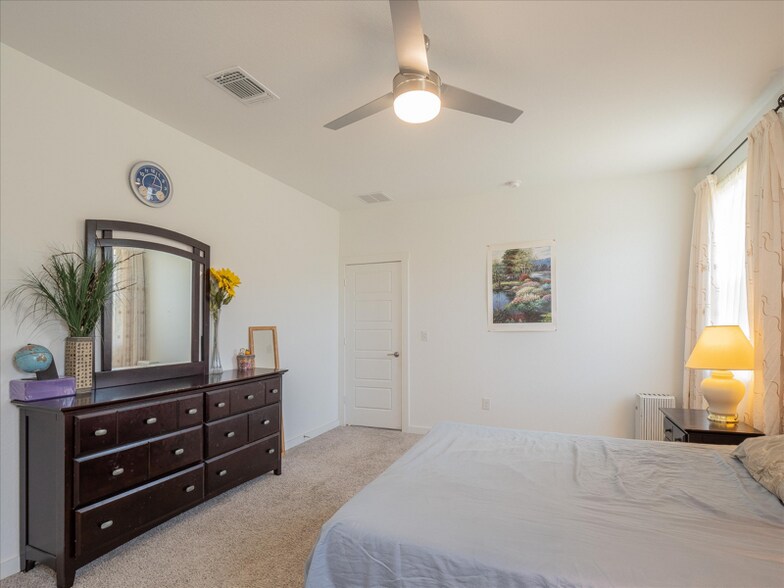 Building Photo - 14020 Neskar Dr