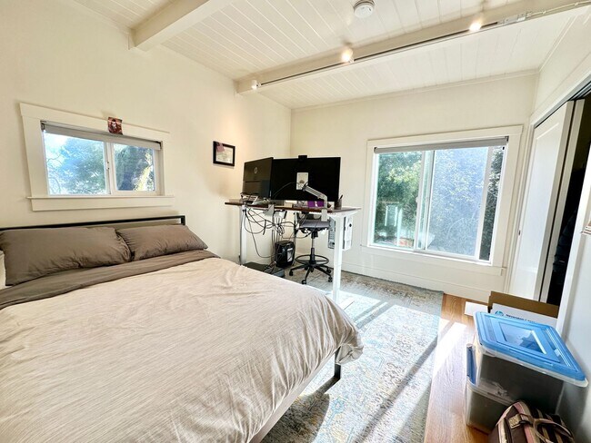 Building Photo - Gorgeous Hillside View, Modern Flat