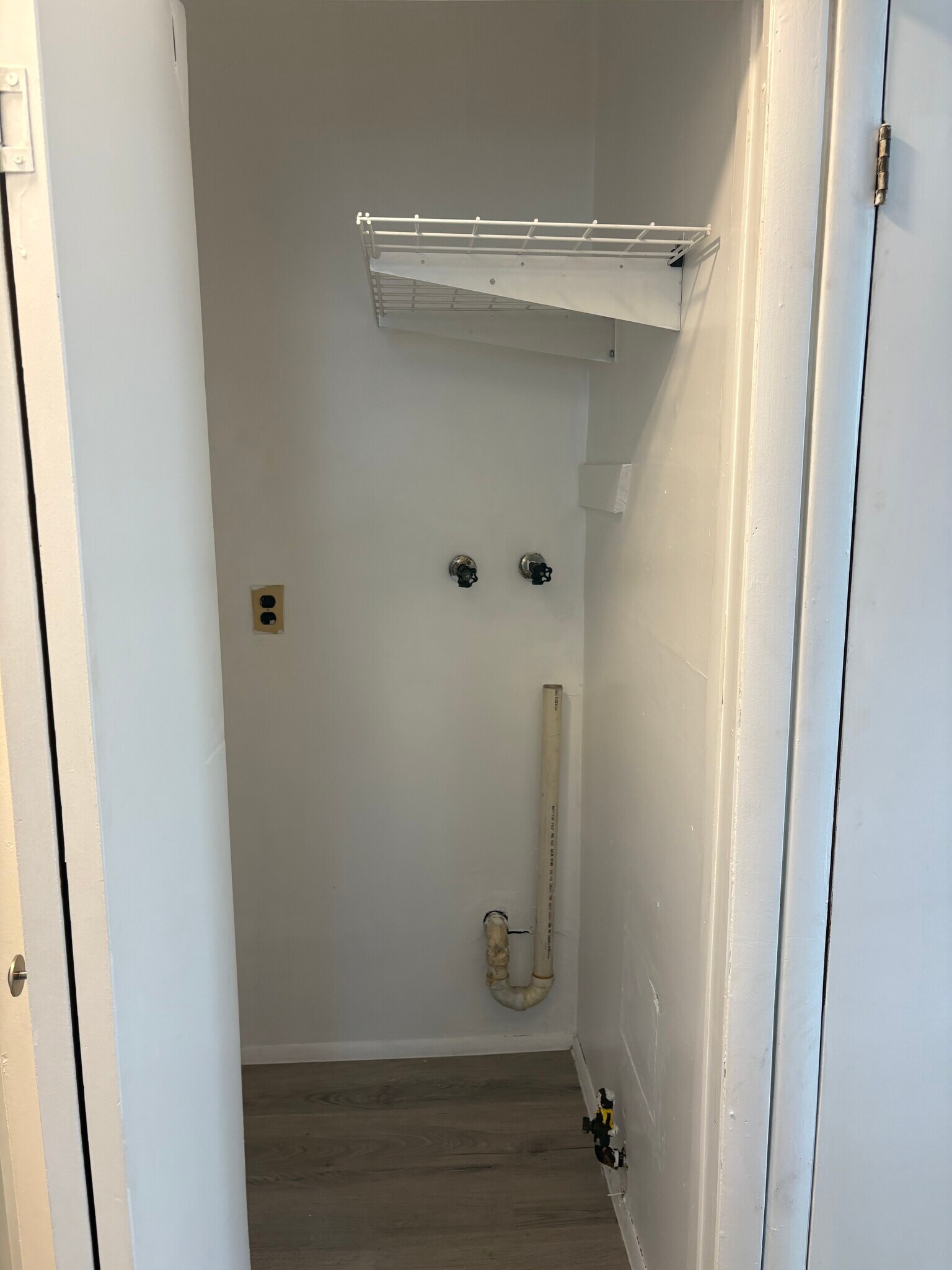 Laundry room with hookups - 13 Seidler St