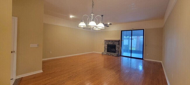 Building Photo - 2/2.5 Townhome Mile Run