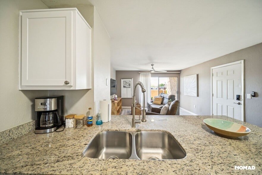 Building Photo - 8055 E Thomas Rd