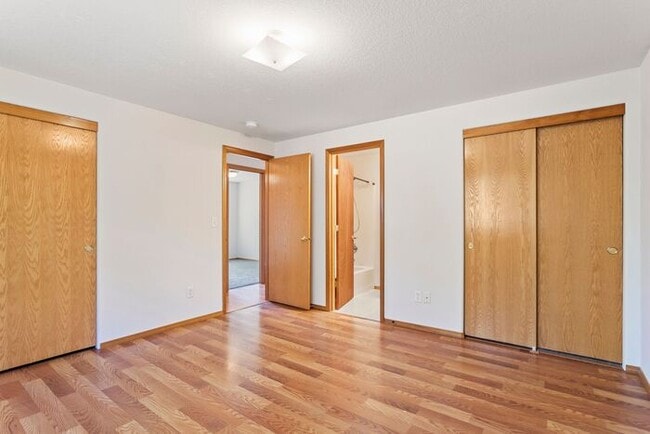Building Photo - Secluded 3 bedroom 2 bath home close to Wo...