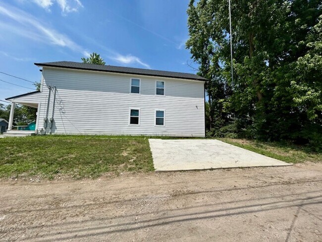 Building Photo - Charming 3-Bedroom 2 Bathroom Duplex in th...