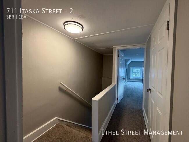 Building Photo - 711 Itaska St