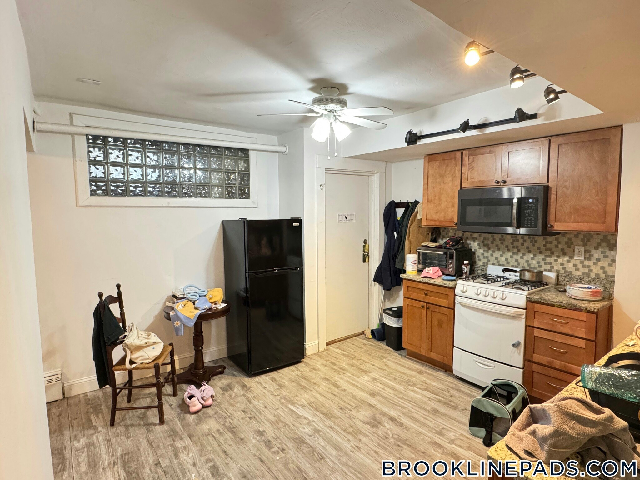 Building Photo - 1064 Beacon St