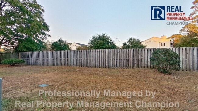 Building Photo - 3 Bedroom Townhome near Monkey Junction