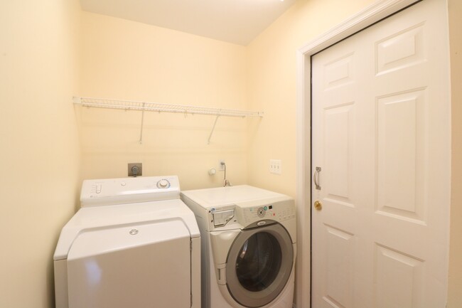 Building Photo - 5 BD + 3.5 Bath Bright & Beautiful Colonia...