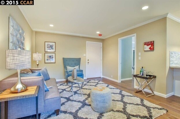 Building Photo - Gorgeous, Massive, 1BR/1BA, Fully Updated, 1000sqft+, A+++ Location, Parking Included