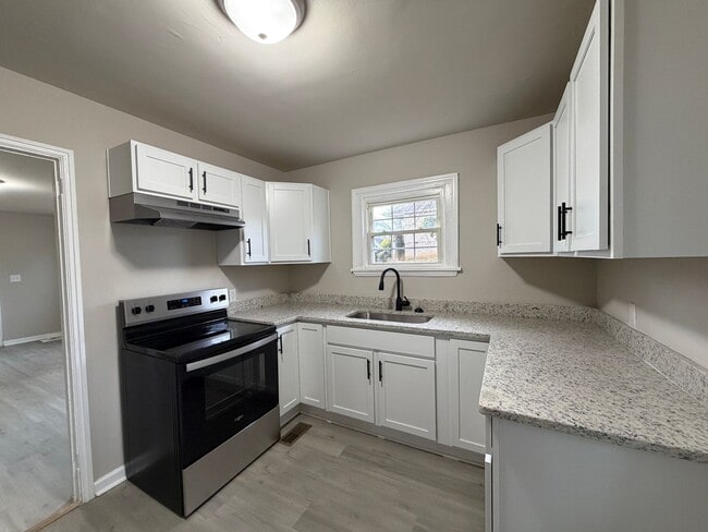 Building Photo - Charming 2 bedroom 1 bath cottage