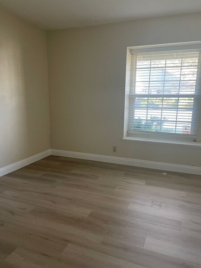 Building Photo - Gorgeous 4 Bedroom 2 Bathroom Home with Lo...