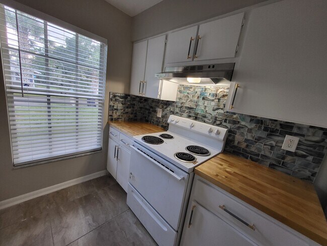 Building Photo - E9th